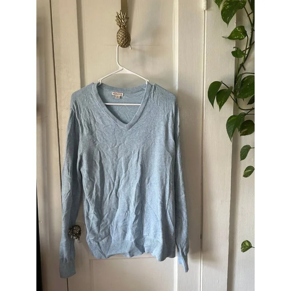 Merona Men’s size Medium v-neck blue sweater